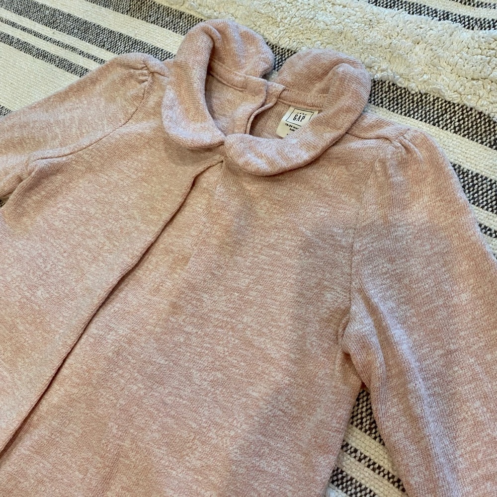 Baby girl’s 18-24 month Baby Gap top. Light pink
